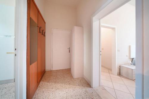 corridoio con bagno con servizi igienici e lavandino di La Casa dell'Olivo a Pescia