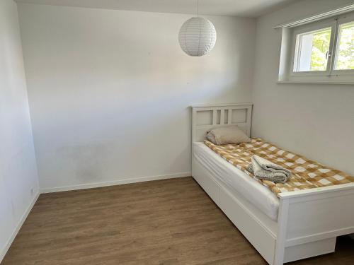 sypialnia z białym łóżkiem w pokoju w obiekcie Yigits Rooms w Lucernie