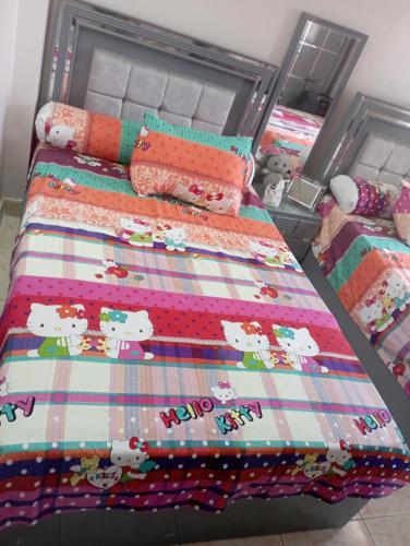 ein Schlafzimmer mit 2 Betten mit einer Hello-Kitty-Steppdecke in der Unterkunft Holiday Inn fayoum 