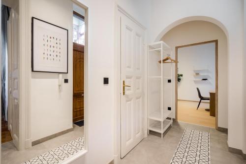 corridoio con porta bianca e tavolo di Apartment Downtown Budapest Ferenc 42 a Budapest