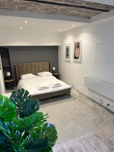une chambre avec un lit dans une pièce dans l'établissement Canal Saint Martin apartments, à Paris