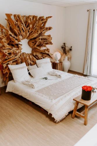 - une chambre avec un grand lit et une tête de lit en bois dans l'établissement Chambre Riposo, à Tubize