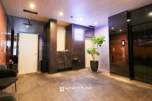 Gambar di galeri bagi LINK HOUSE HOTEL - スマート無人ステイ - Unmanned design hotel di Fukuoka