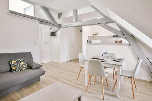 a living room with a table and a couch at Le Bel-Air AVALLON in Avallon