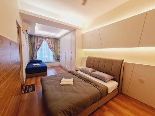 een slaapkamer met een groot bed in een kamer bij Pool Villa Melaka up to 18 pax in Melaka