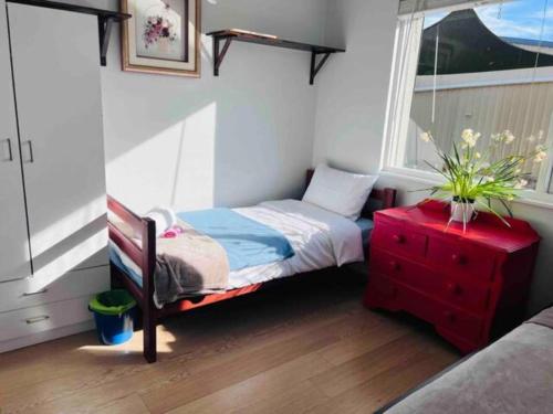 1 dormitorio pequeño con 1 cama pequeña y ventana en Twin Room -2single beds in share house in Queanbeyan & Canberra en Queanbeyan