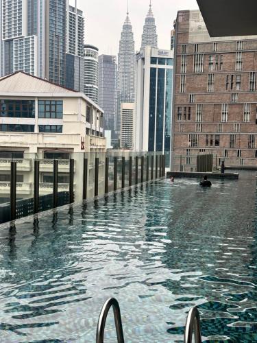 - une vue sur une rivière dans une ville avec des bâtiments dans l'établissement Anggun Residence KL by F&F, à Kuala Lumpur