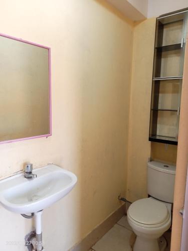 een badkamer met een wastafel en een toilet bij La casa de Yllari in Cuzco