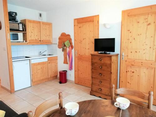 Appartement Morillon 1100, 3 pièces, 6 personnes - FR-1-412-17にあるキッチンまたは簡易キッチン