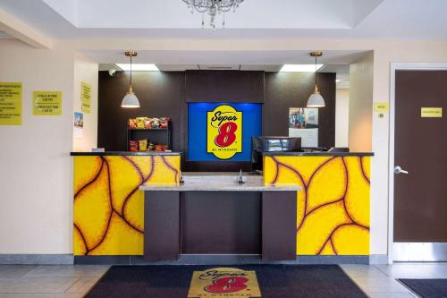 un fast-food avec un panneau jaune et bleu dans l'établissement Super 8 by Wyndham Salisbury, à Salisbury