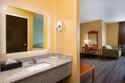 una camera d'albergo con bagno con lavandino di Super 8 by Wyndham Salisbury a Salisbury