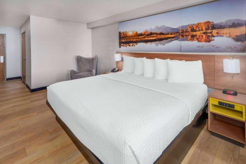 Days Inn & Suites by Wyndham Greeleyにあるベッド