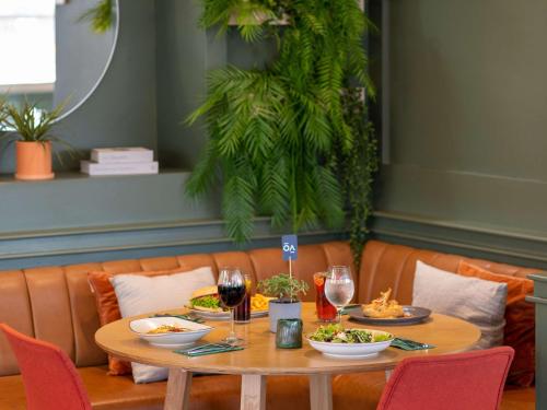 una tavola con piatti di cibo e bicchieri di vino di ibis Concepcion a Concepción