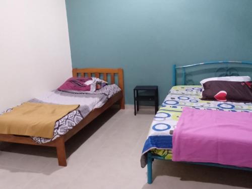 2 Betten in einem Zimmer mit 2 Betten sidx sidx sidx sidx in der Unterkunft Cuti2 Homestay KT in Kuala Terengganu