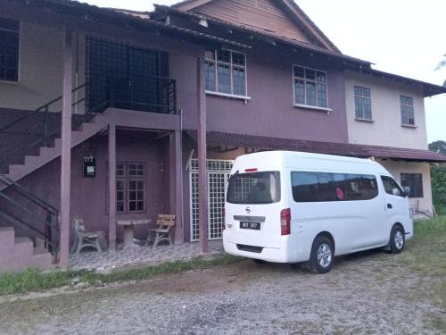 ein weißer Van vor einem Haus geparkt in der Unterkunft Cuti2 Homestay KT in Kuala Terengganu