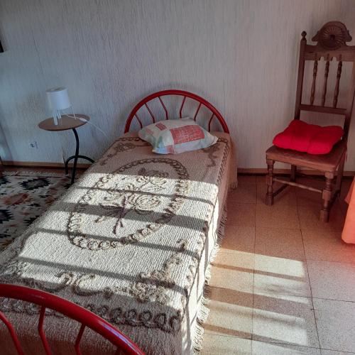 EstanqueiroにあるQuarto Individual em Foros de Salvaterraのベッドルーム1室(ベッド1台、椅子、テーブル付)