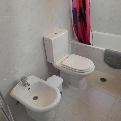 Koupelna v ubytování Quarto Individual em Foros de Salvaterra