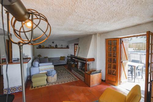 ein Wohnzimmer mit einem Sofa und einem Kamin in der Unterkunft Refúgio da Caniçada - T4 River View Villa - Gerês in Geres