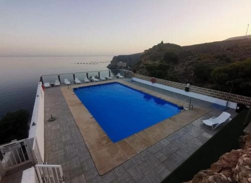 a large swimming pool with a view of the water at De la Montaña al Mar in Almería