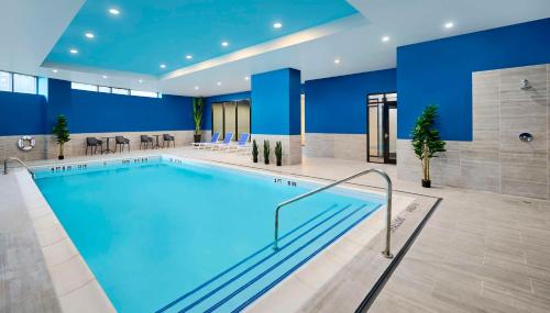 una gran piscina en un hotel con paredes azules en Hampton Inn By Hilton Hamilton, en Hamilton