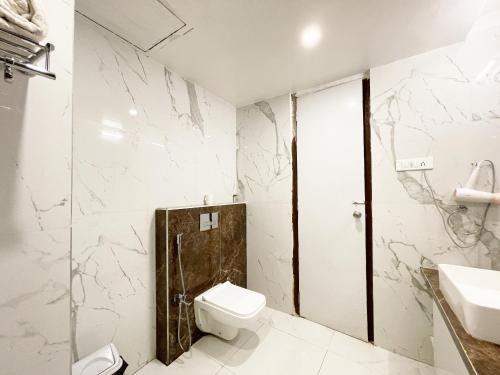 uma casa de banho com um WC e um lavatório em Hotel TBS sea view ! Puri Swimming-pool, fully-air-conditioned-hotel with-lift-and-parking-facility breakfast-included em Puri
