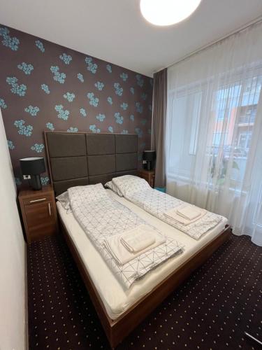 Ένα ή περισσότερα κρεβάτια σε δωμάτιο στο Pitypang Apartman Hajdúszoboszló