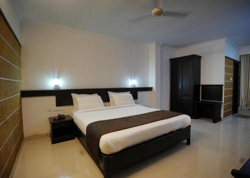 a bedroom with a large bed in a room at Hotel Maharani in Pala