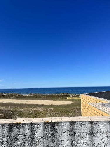 a view of a beach with the ocean in the background at Appartement rooftop face à la mer in Apúlia