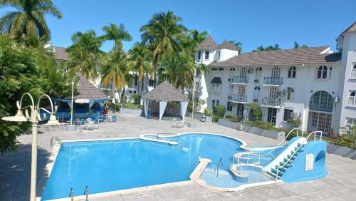 vista para a piscina no resort em Beach One Bedroom 2 em Ocho Rios