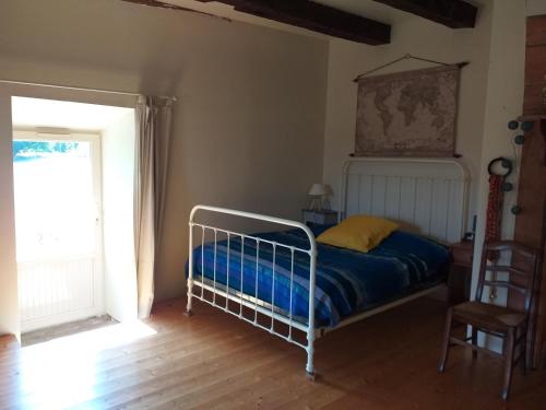ein Schlafzimmer mit einem Bett und einem großen Fenster in der Unterkunft Maison Lama 