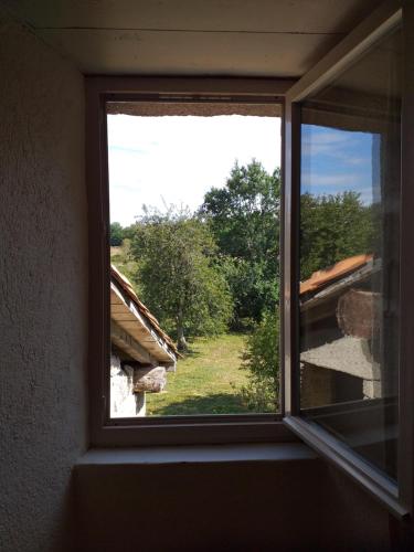 ein Fenster in einem Zimmer mit Blick auf ein Feld in der Unterkunft Maison Lama 
