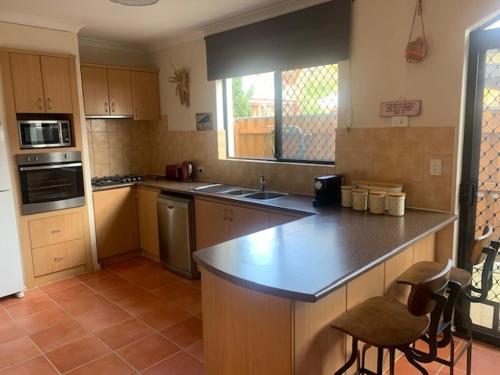 Kuchyň nebo kuchyňský kout v ubytování Super spacious Fremantle Villa 3 Bedrooms 3 Bathrooms