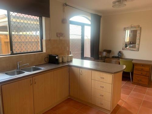 Kuchyň nebo kuchyňský kout v ubytování Super spacious Fremantle Villa 3 Bedrooms 3 Bathrooms