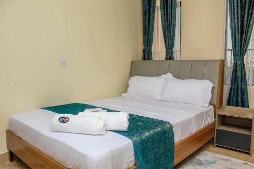 Letto o letti in una camera di Lux Suites Impala Apartments Nyali