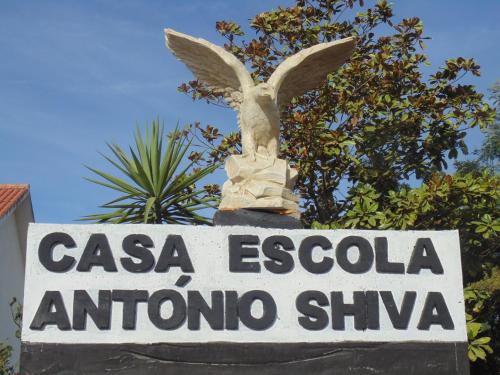 a statue of an angel sitting on top of a sign at Quarto duplo em Foros de Salvaterra in Estanqueiro