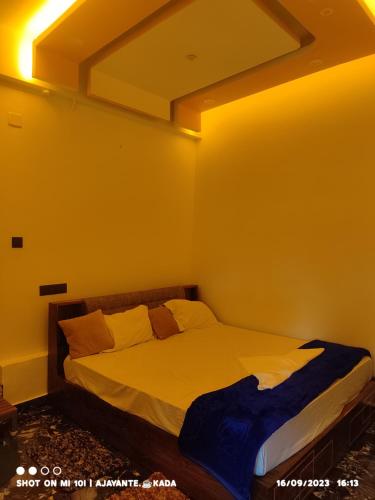 een slaapkamer met een bed in een gele kamer bij Naturehive in Idukki