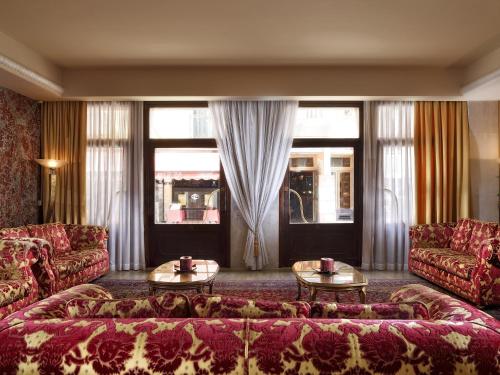 a living room with a couch and two tables at Hotel Principe in Venice