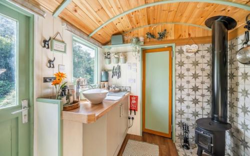 Dallington的住宿－Cobblers Cabin，一间带水槽和炉灶的小浴室