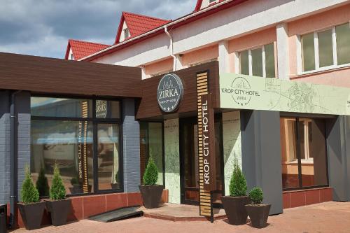 a restaurant with a sign on the side of a building at Готель Зірка in Kropyvnytskyi