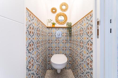 une salle de bain avec toilettes et miroir dans l'établissement Casa Azul - magnifique duplex coeur historique 4 chambres avec terrasse vue mer, à La Ciotat