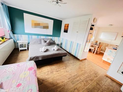 um quarto com uma cama com dois bichos de peluche em idyllisches Ferienhäuschen em Lansen