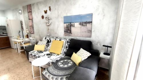sala de estar con sofá y mesa en Ancorà Angela - Playa del Inglès, en Maspalomas