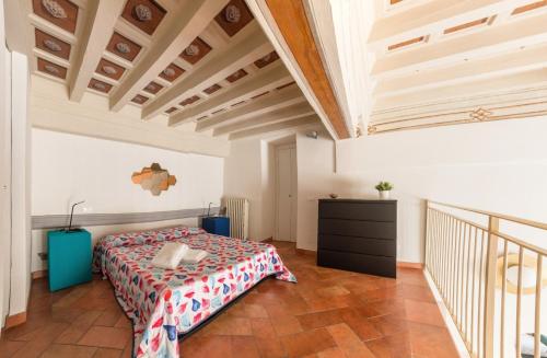 um quarto com uma cama e um tecto de madeira em Fabroniana apartment Elegant em Pistoia