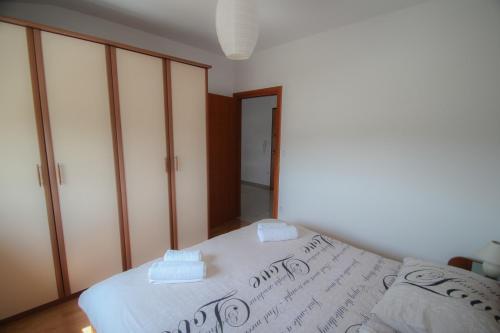 1 dormitorio con 1 cama con 2 toallas en Apartment Matea, en Banjole