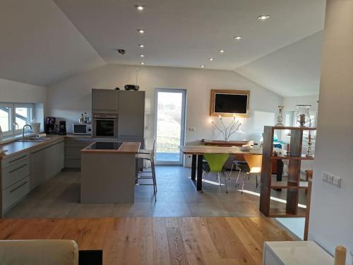 Kitchen o kitchenette sa Cosy house with a big garden in the countryside