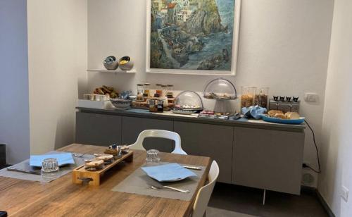 una sala da pranzo con tavolo e bancone con cibo di Hotel Marina Piccola a Manarola
