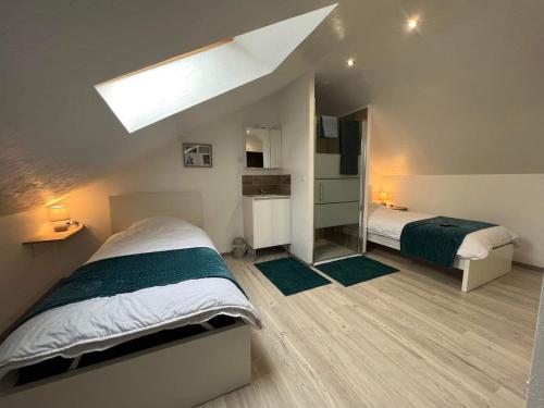 - une chambre avec 2 lits et un miroir dans l'établissement Gîte gravelines, à Gravelines