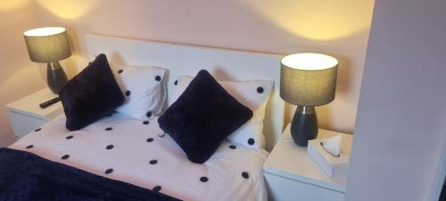 Swindon 6 deluxe doubles 2 with en suite in large house - No Petsにあるベッド
