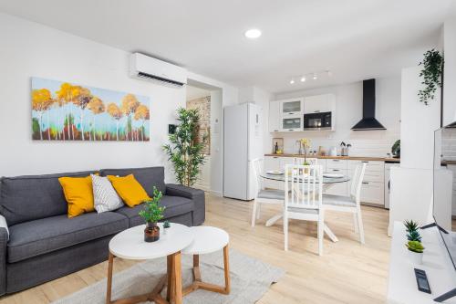 a living room with a couch and a table at Nordik Rooms Urban - Centro "Estocolmo" in Málaga