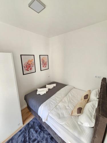 1 dormitorio con 1 cama con 2 toallas en Comfort zone-10 min from the Center, en Viena
